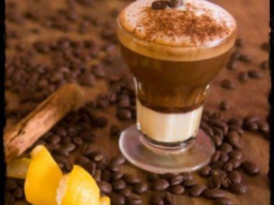 Geschichte und Rezept des asiatischen Kaffees (café asiatico) aus Cartagena (Spanien). Ein Kaffee, der sein eigenes Glas hat