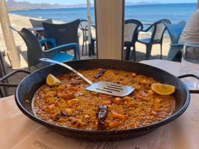 Comment préparer une paella authentique avec des ingrédients livrés chez vous