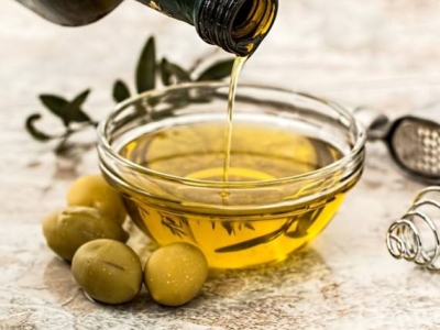 Achetez de l'huile d'olive pour cuisiner partout en Europe : Pourquoi est-ce la meilleure huile pour vos recettes ?